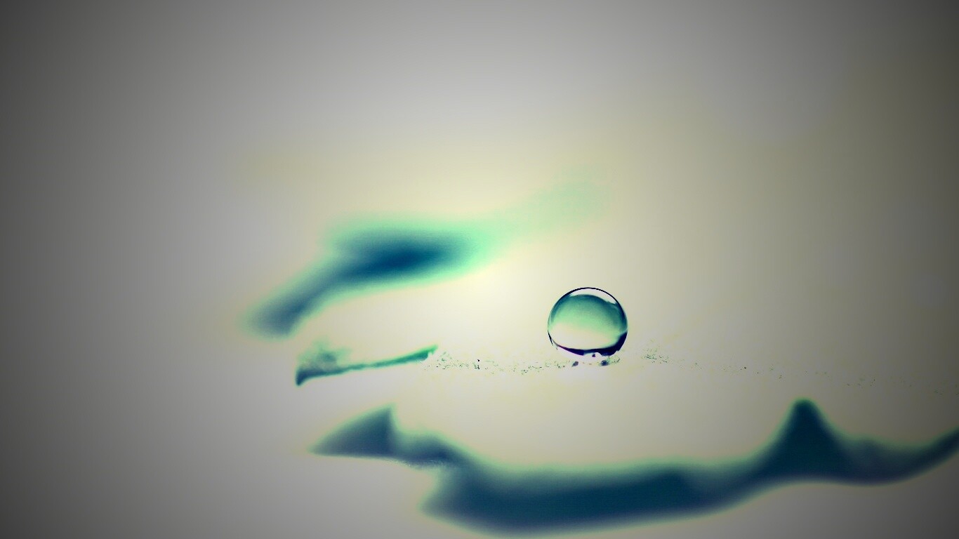 Капля на замёрзжем листе обои