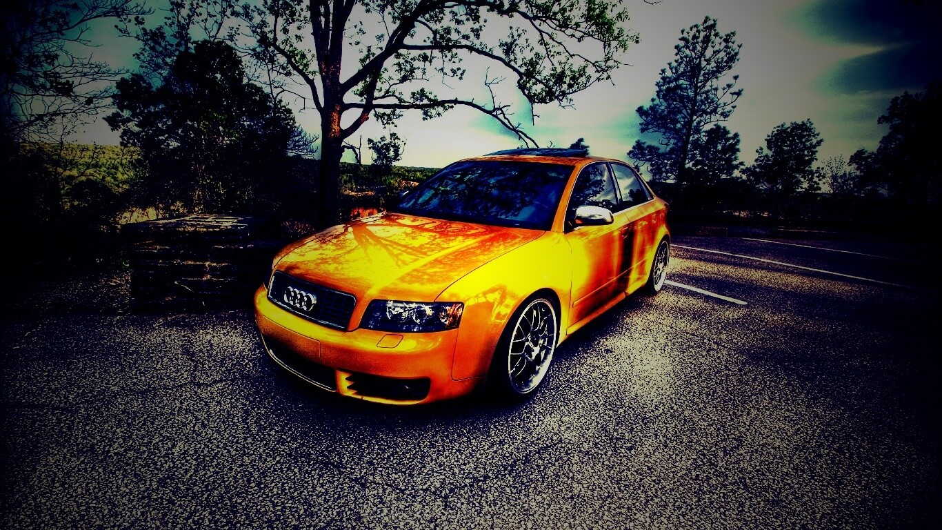 Желтый Ауди на дороге обои
