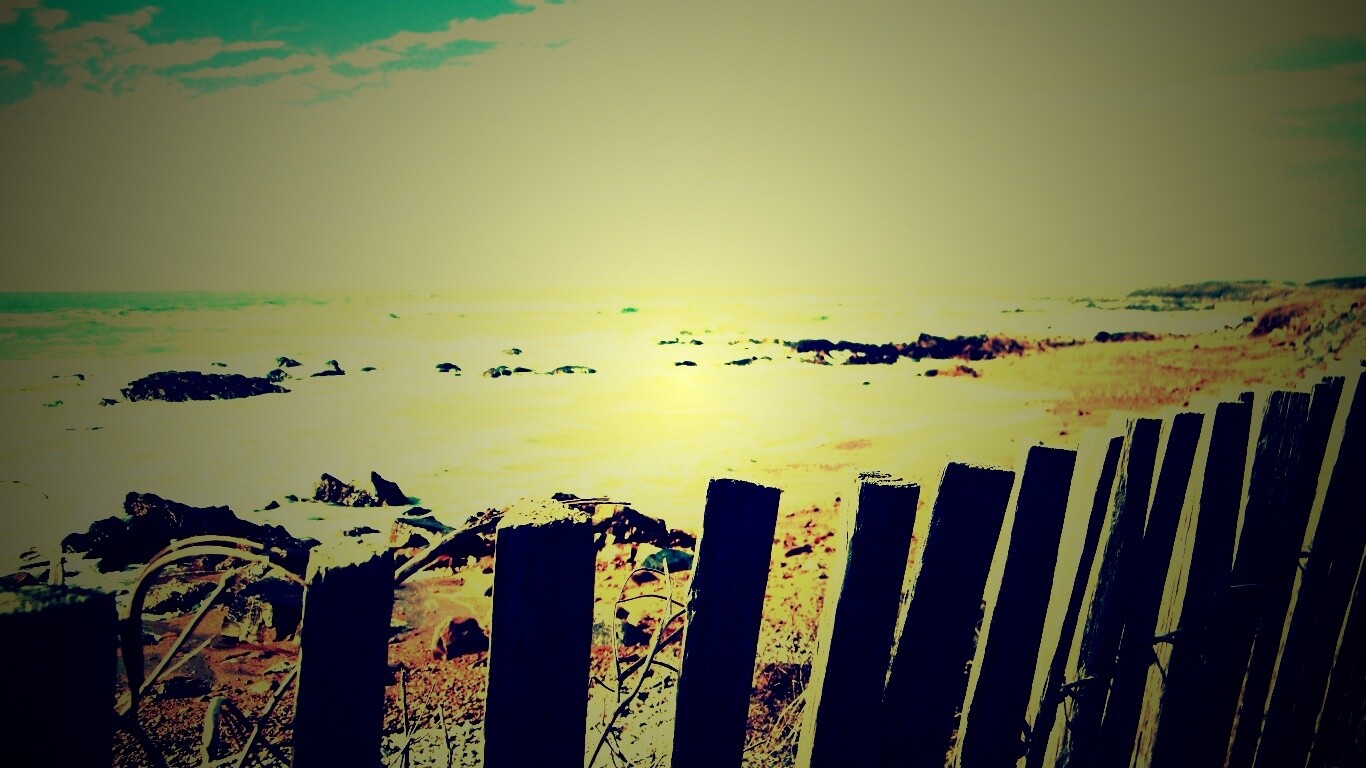 Закрытый пляж за забором обои