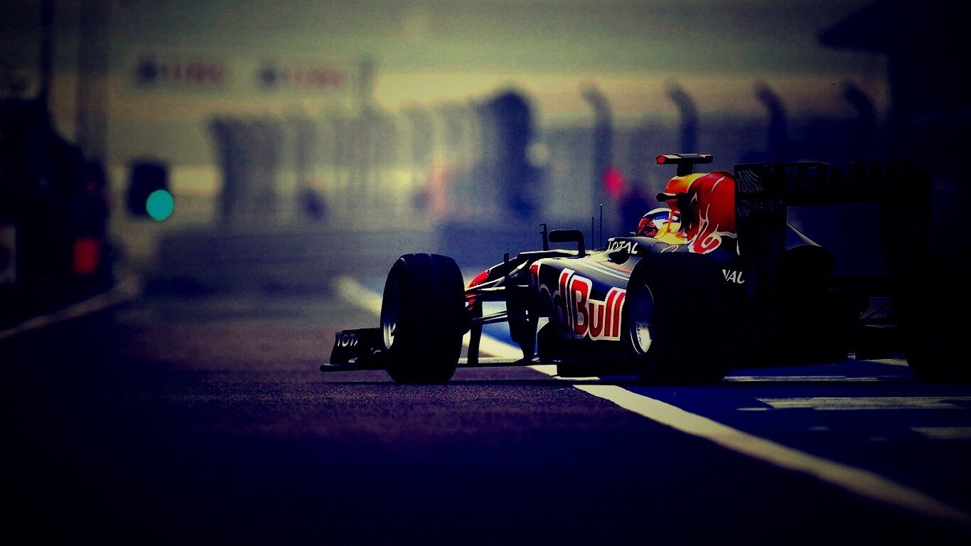 Болид выезжает на трассу обои