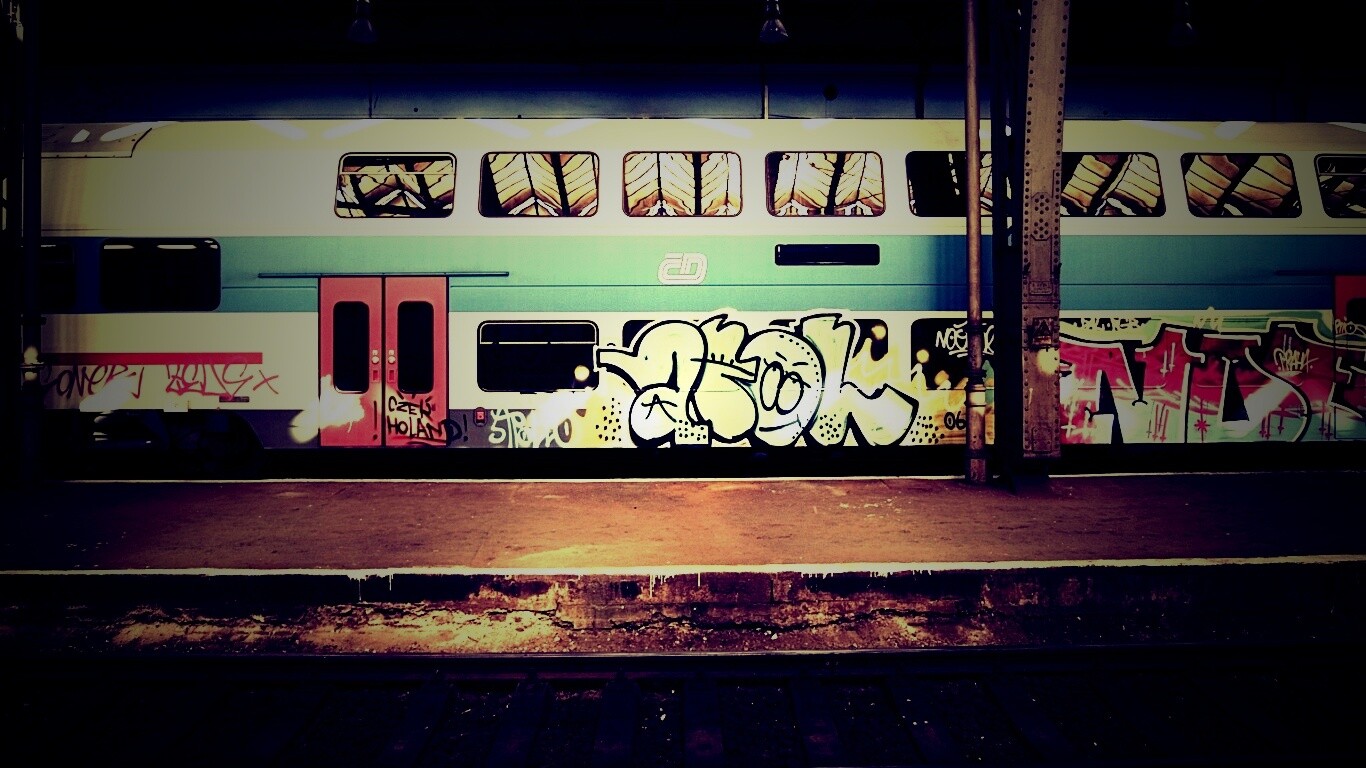 Изрисованный вагон метро обои