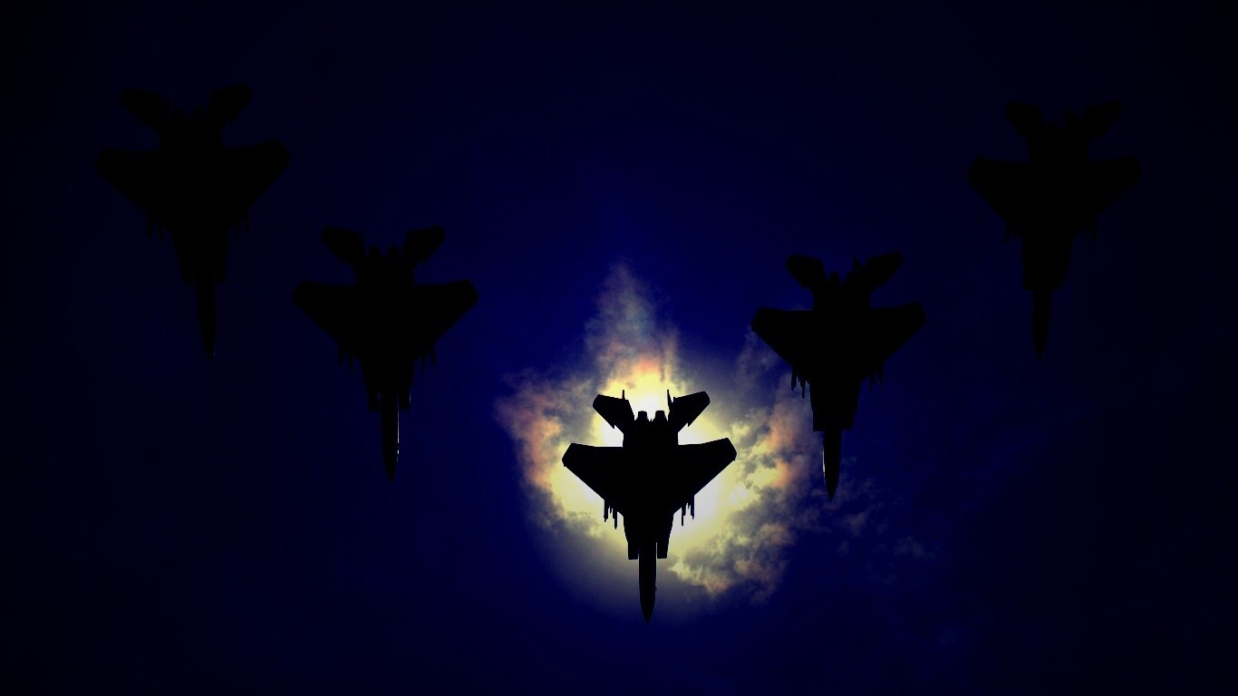 Ряд истрибителей на фоне солнца обои