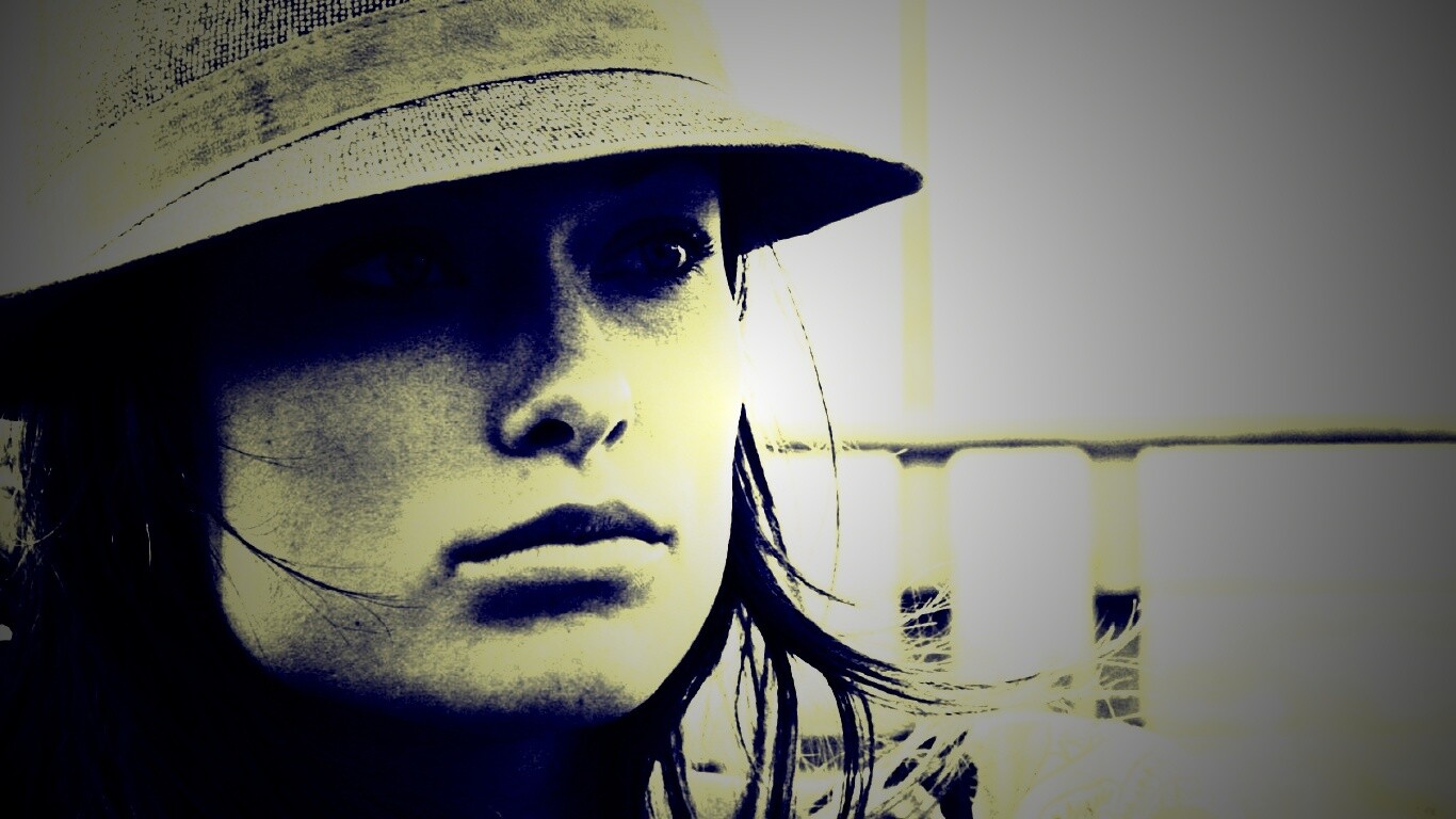 Оливия Уайлд в шикарной шляпе обои