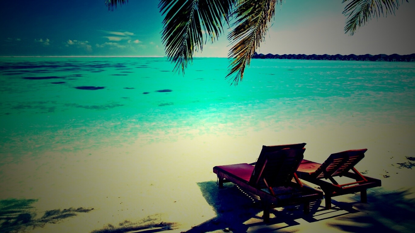 Шезлонги у самой воды обои