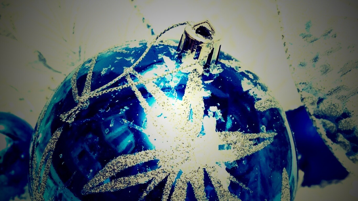 Синий елочный шар обои