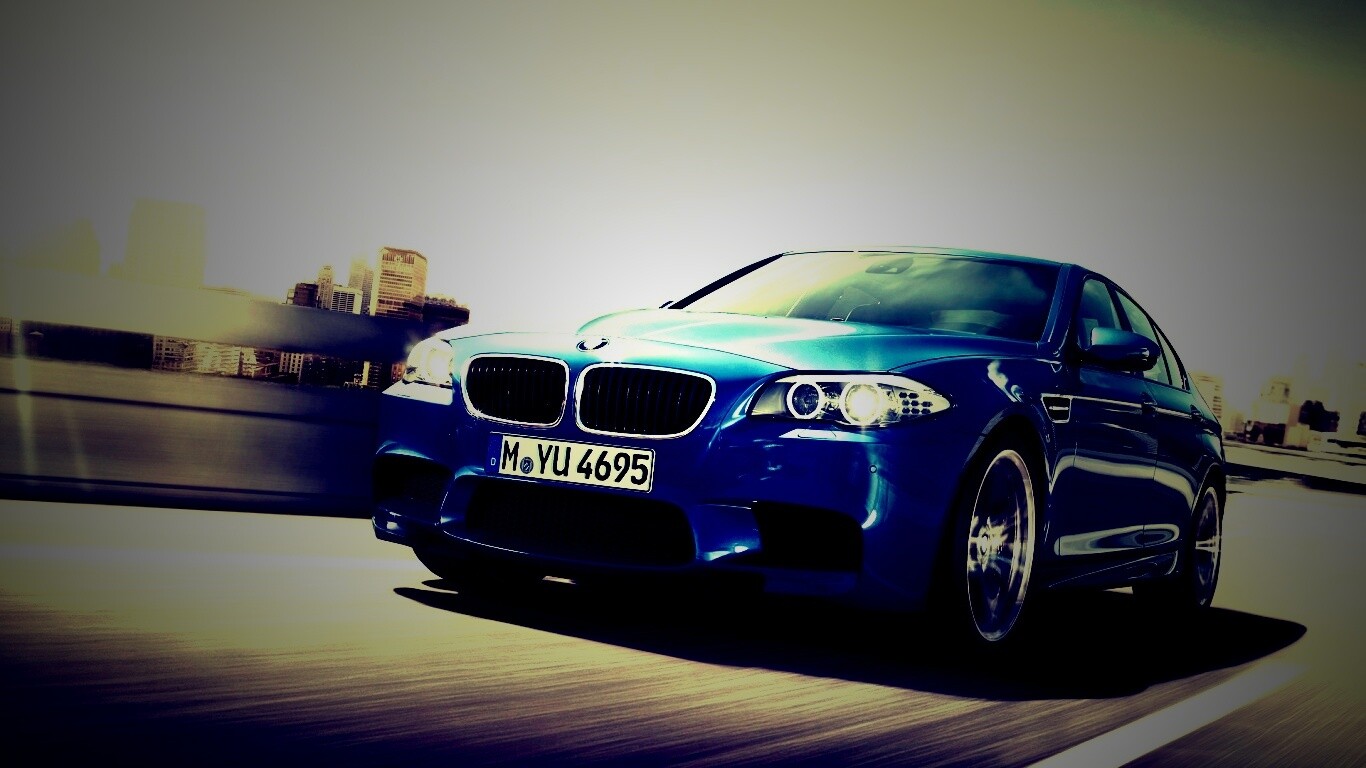БМВ Ф10 в лучах солнца обои