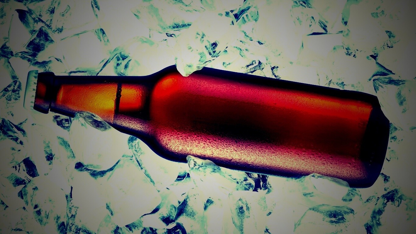 Бутылка пива во льду обои