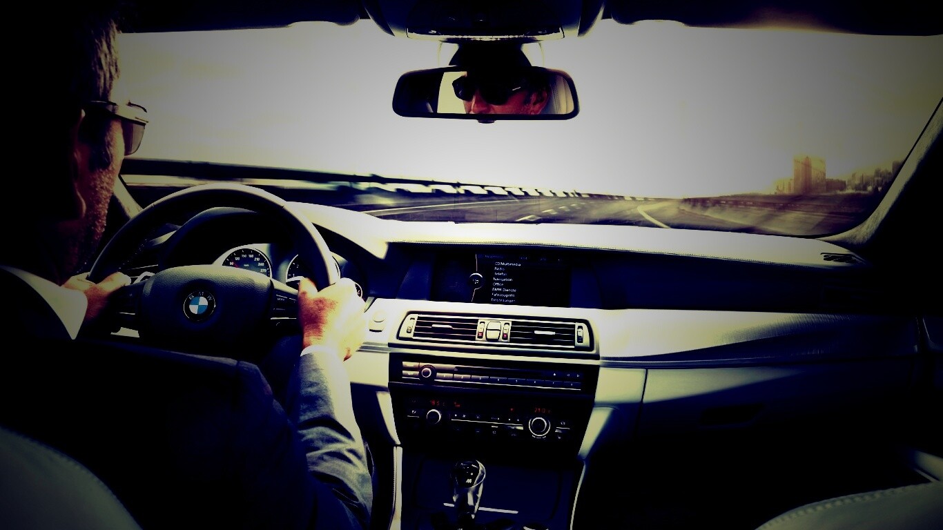 За рулём BMW F10 обои