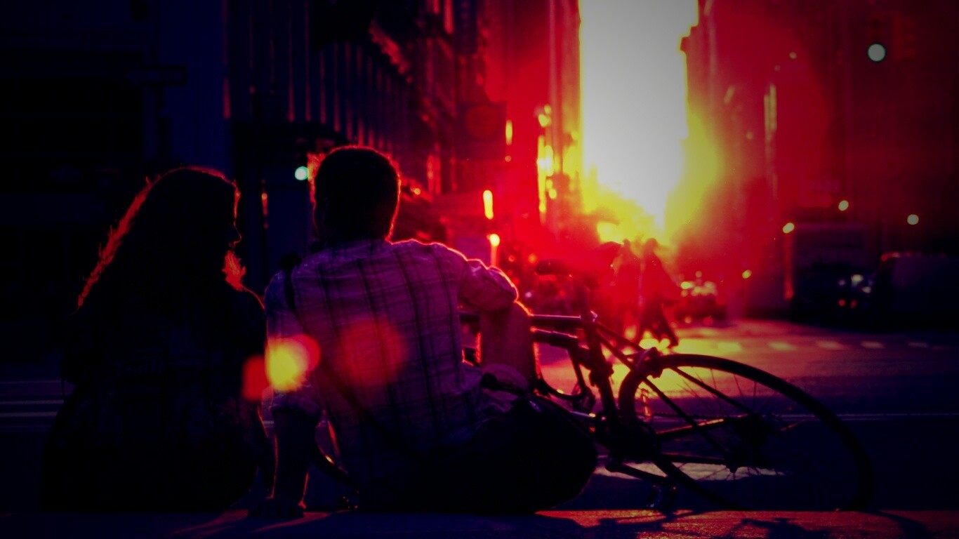 Девушка и парень с велосипедом на закате обои