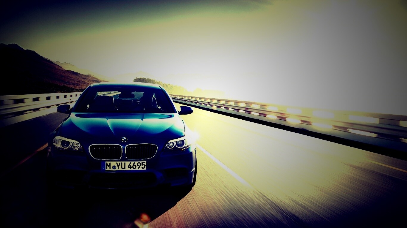 Синий БМВ на дороге обои