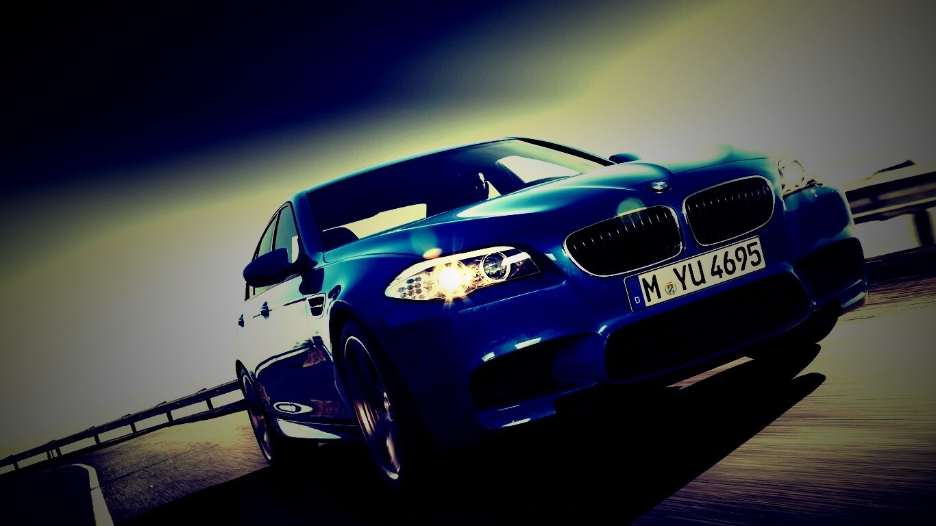Синий БМВ на трассе обои