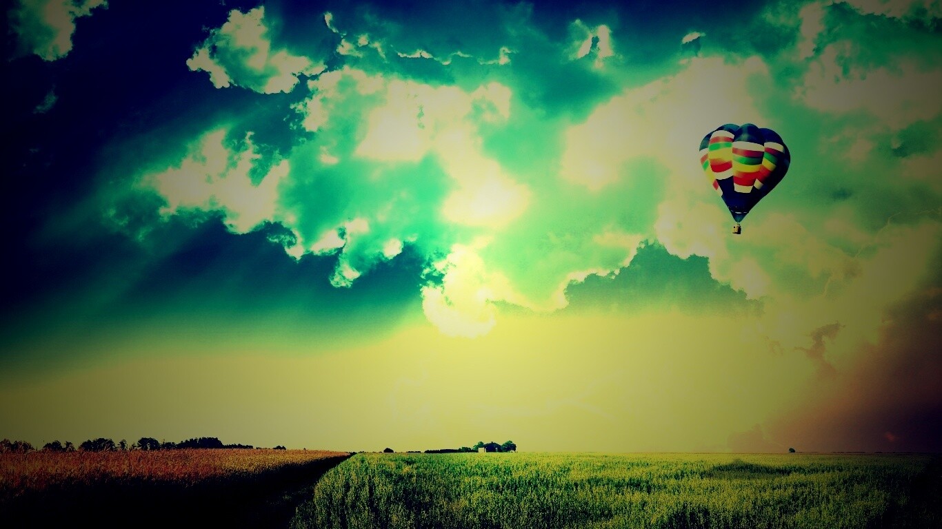 Воздушный шар над зеленым лугом обои