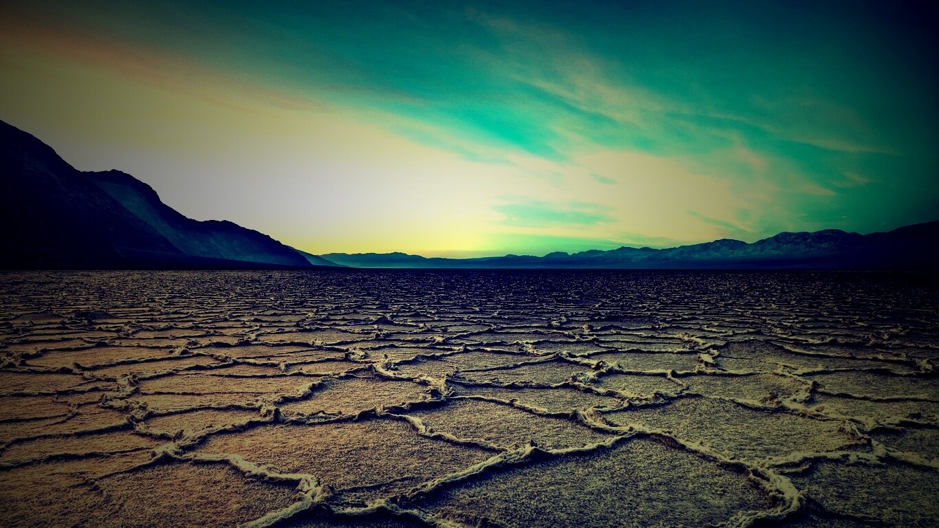 Высохшее пустынное озеро обои