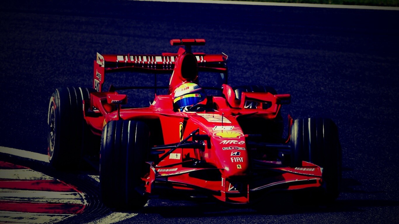 Болид Формула 1 на повороте обои