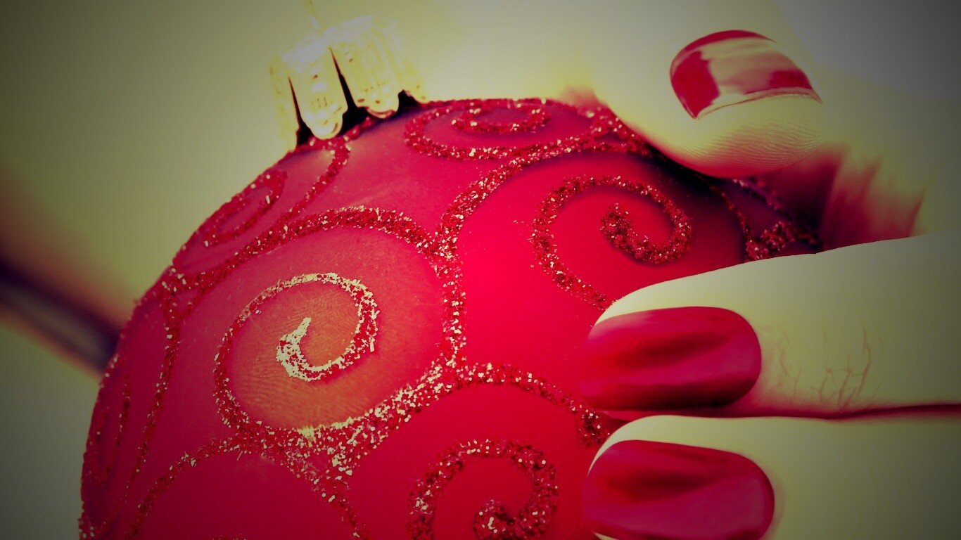 Елочная игрушка в руке обои