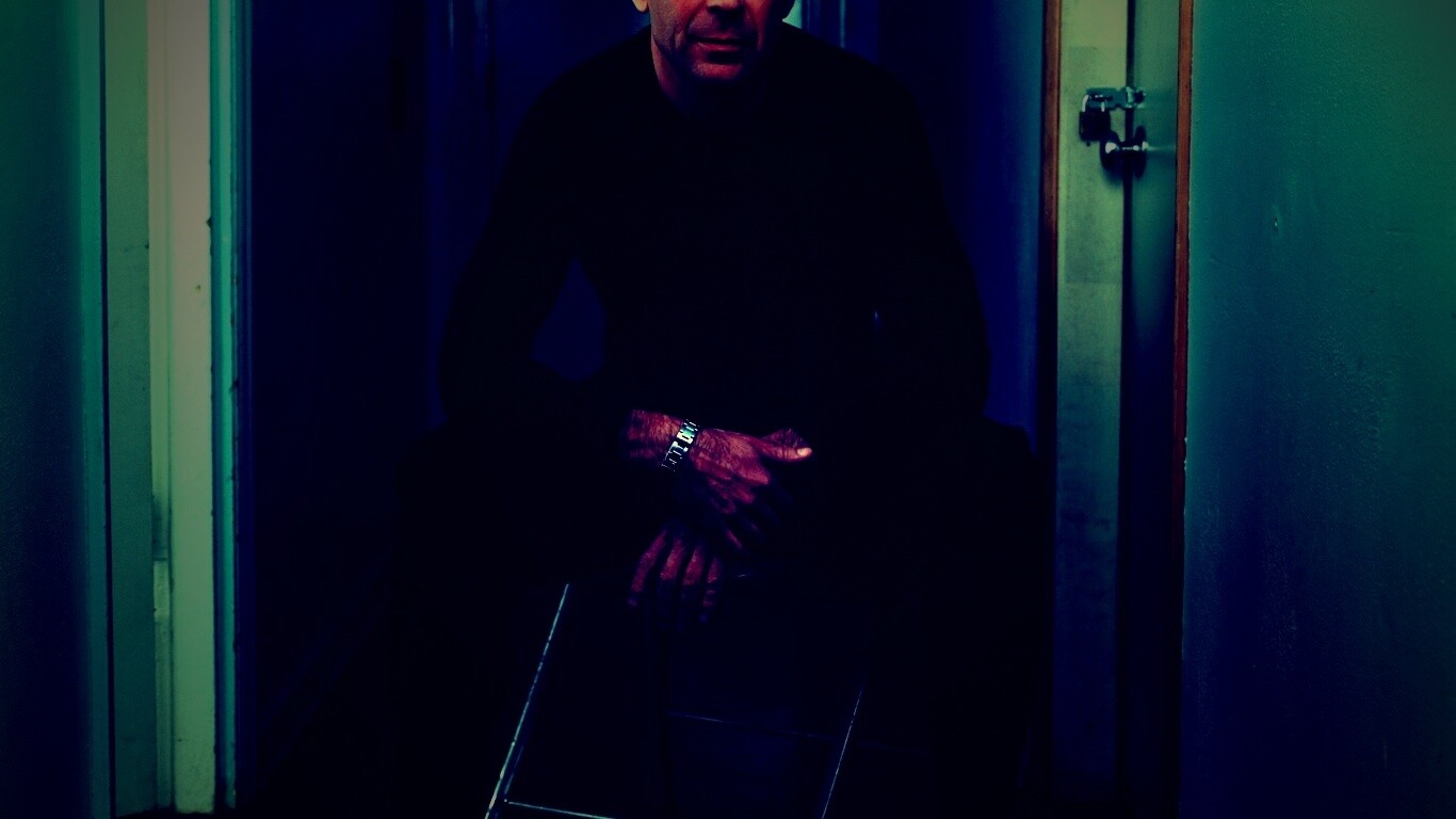 Брюс Уиллис на раскладном стуле обои