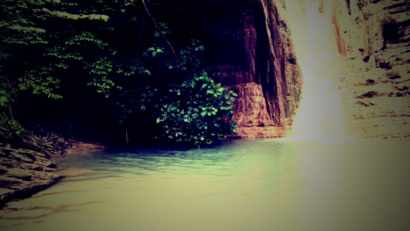 У водопада обои