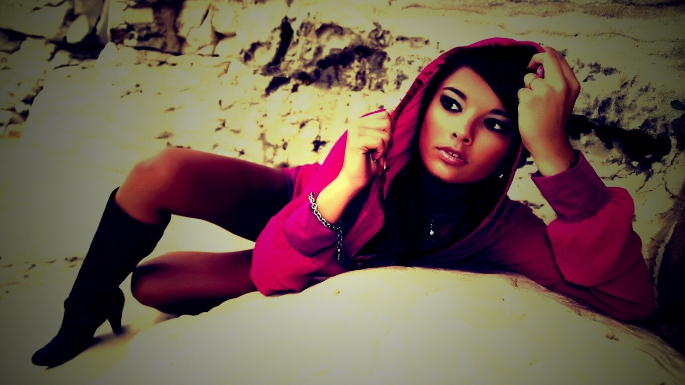 Девушка в розовой накидке обои