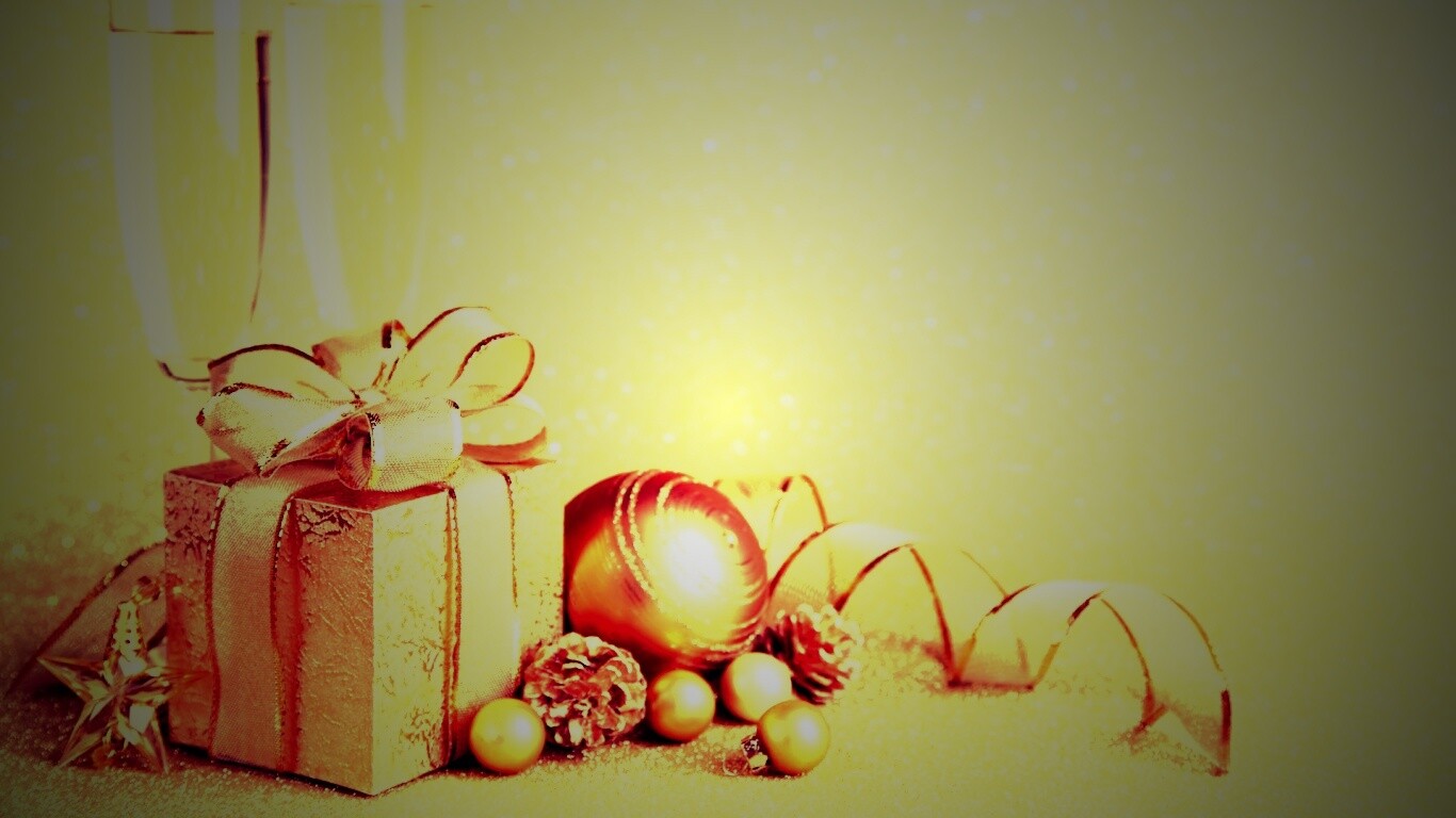 Подарок и бокалы шампанского обои