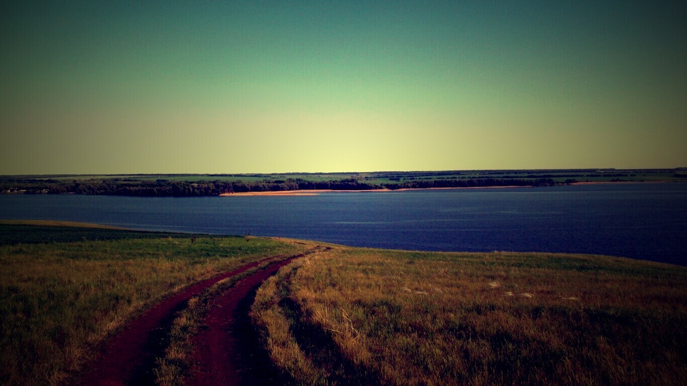 Дорога спускается к воде обои