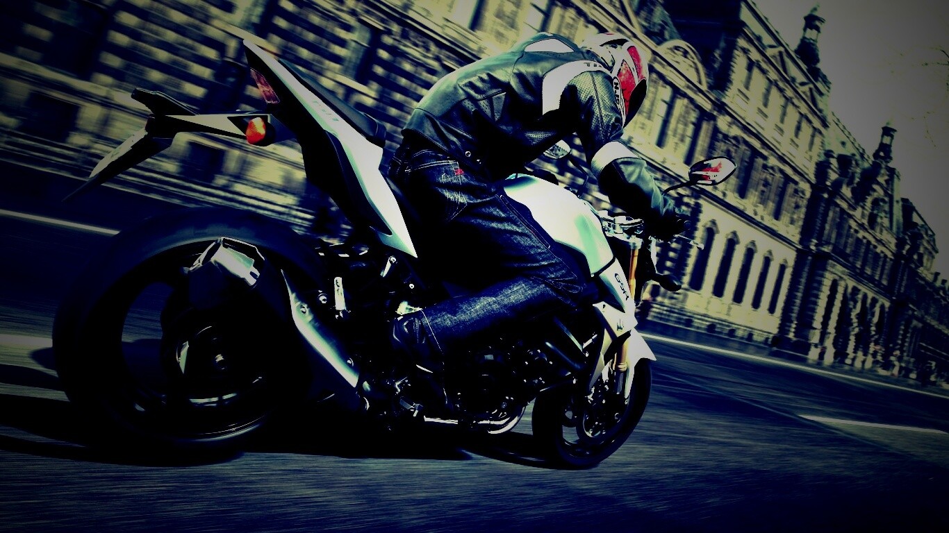 Мотоциклист мчится по городу обои