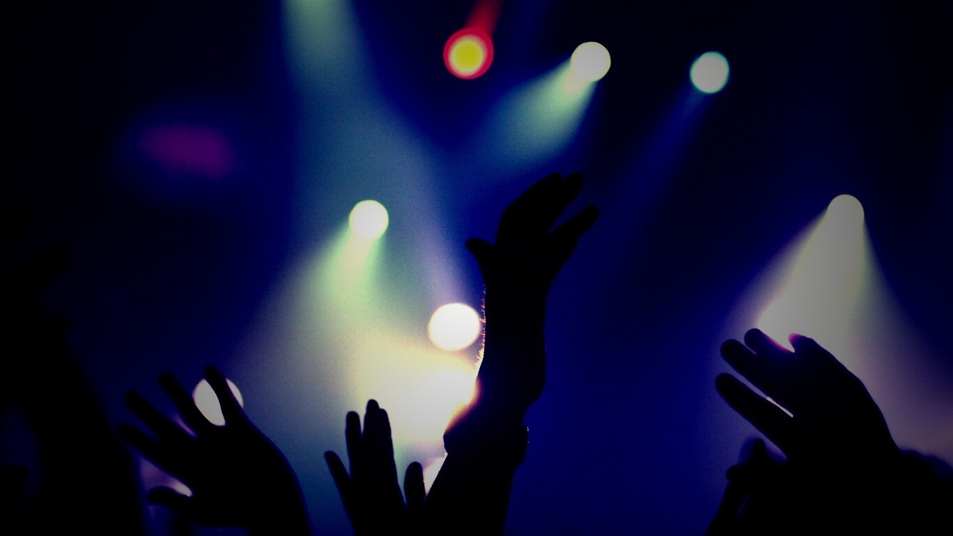 Руки людей на концерте обои
