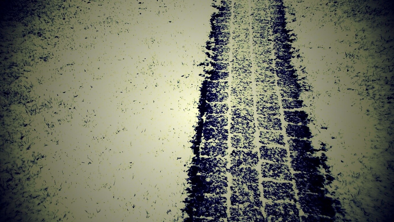 След покрышек в снегу обои