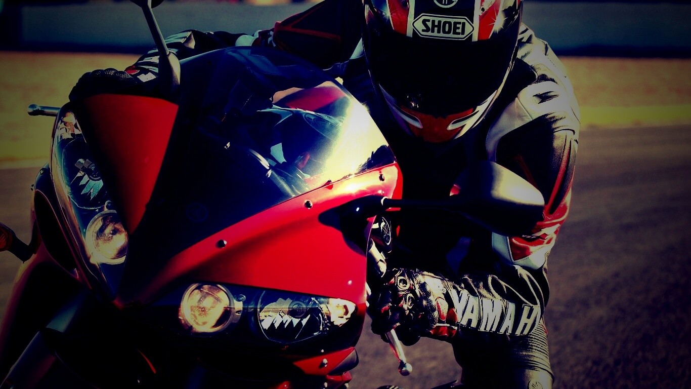 Мотоциклист на красной ямахе обои