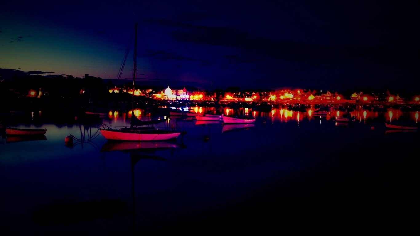 Лодки на вечерней воде обои