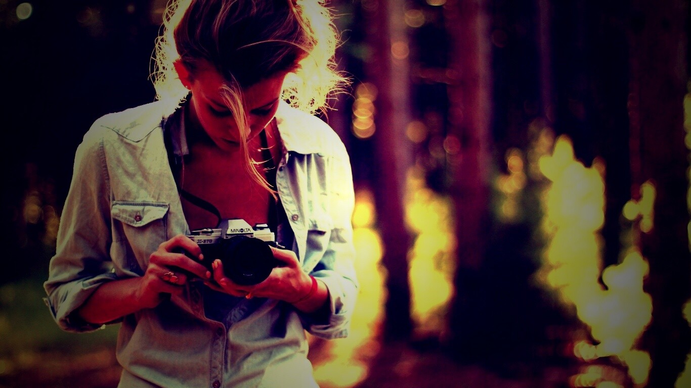 Девушка-фотограф обои