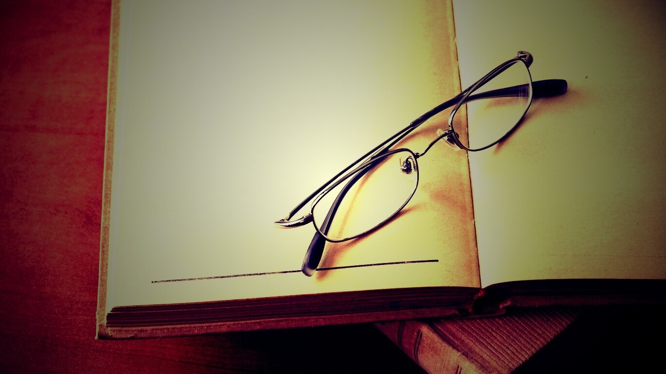 Очки и блокнот обои