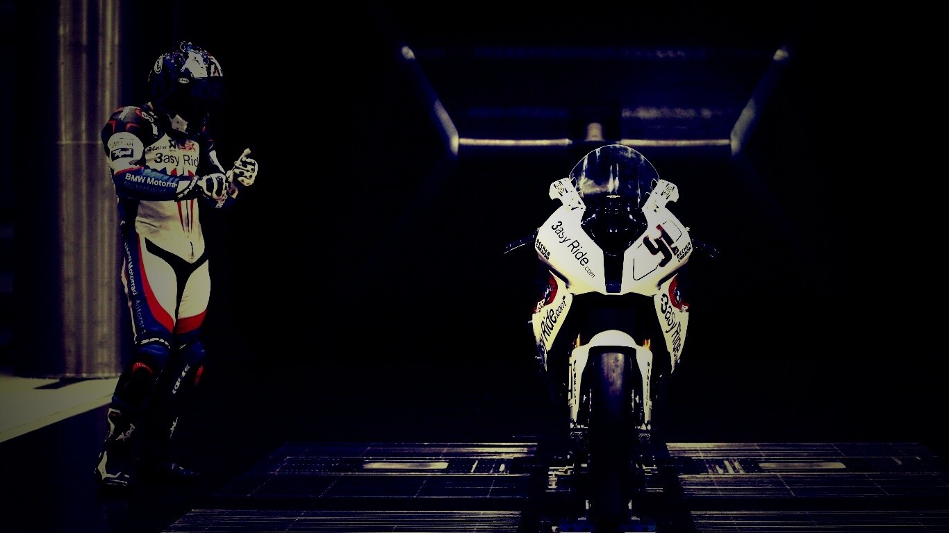 Мотоцикл на тестовом стенде обои