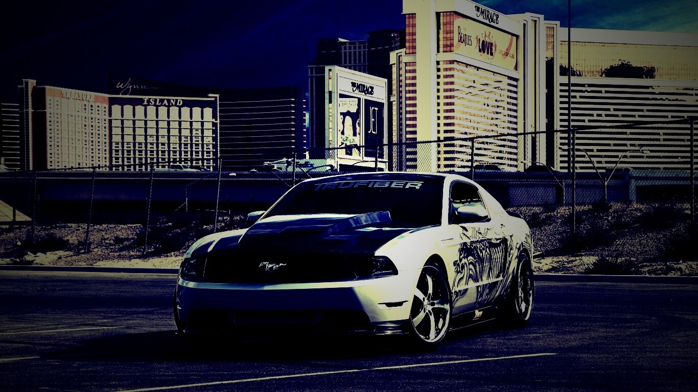 Мустанг на парковке обои