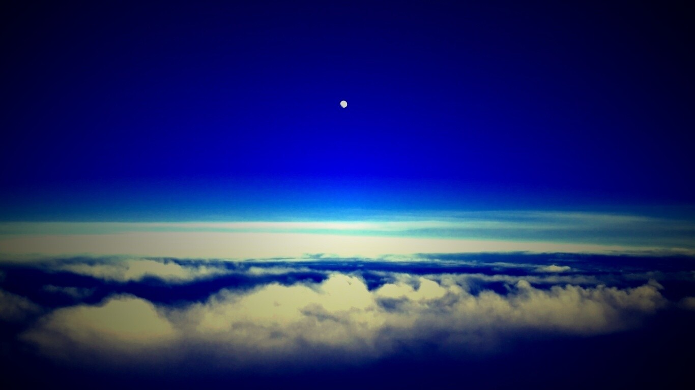 Одинокая луна над облаками обои