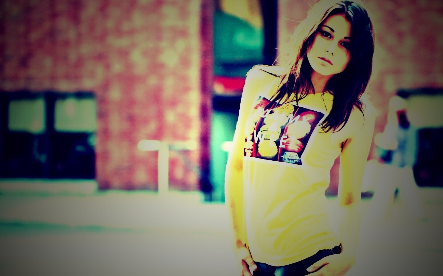 Молодая девушка в городе обои