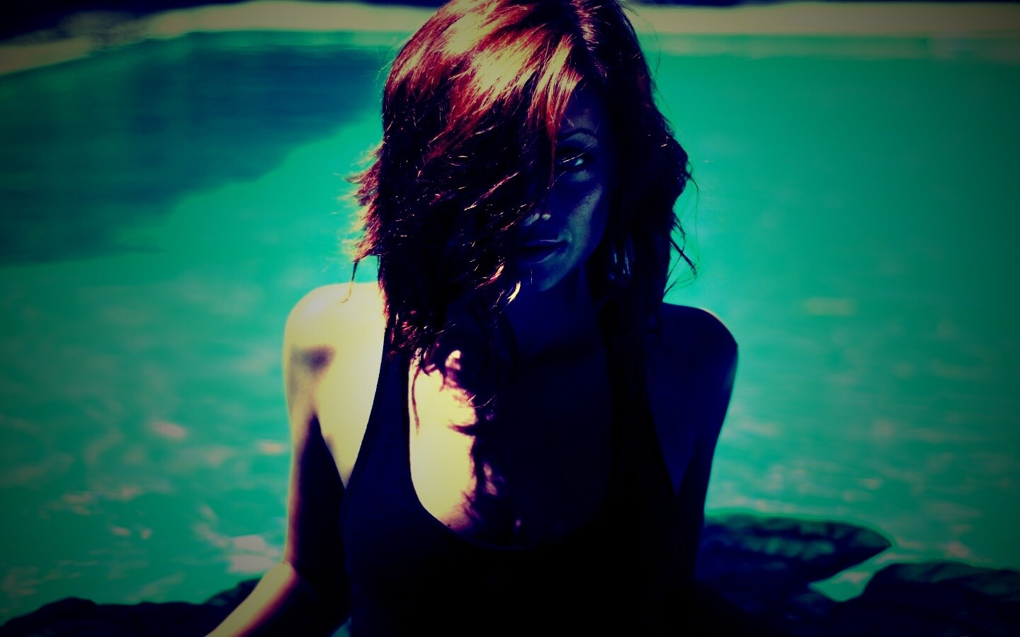Девушка рядом с бассейном обои