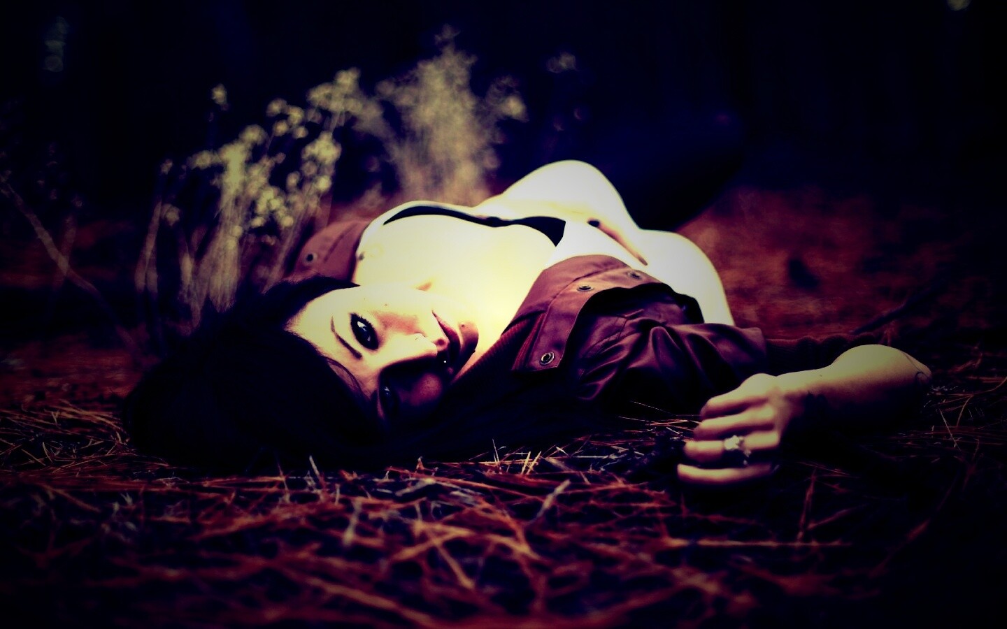 Лежащая на траве обои