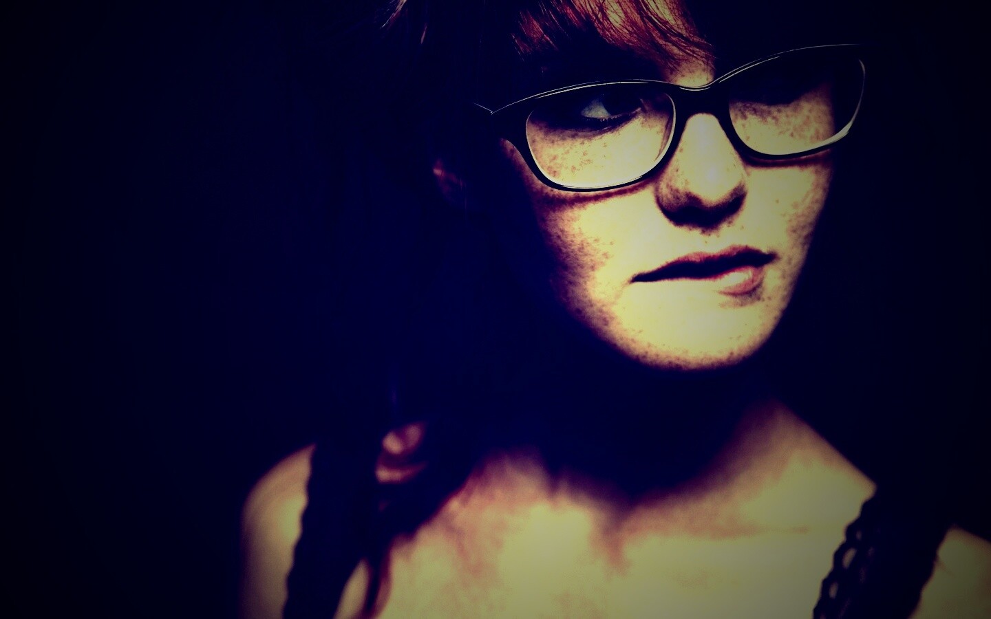 Рыженькая кусает губу обои