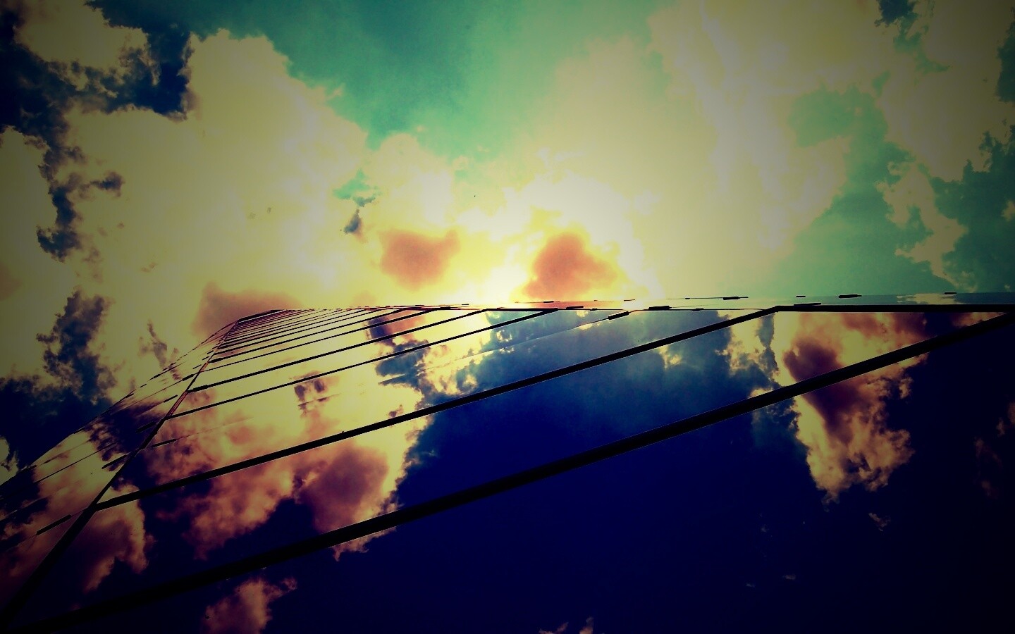 Стеклянный небоскреб уходящий в небо обои