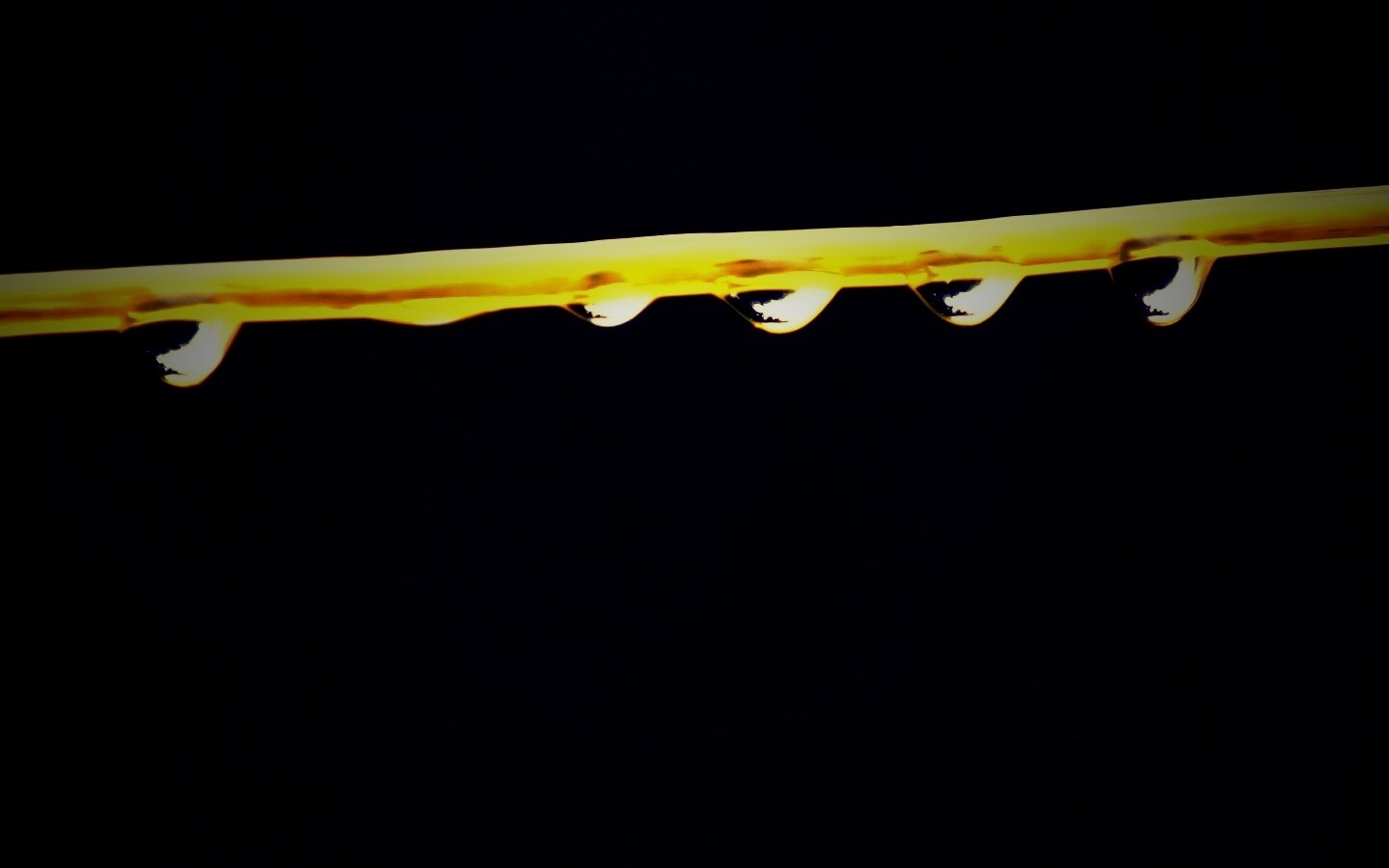 Капли на соломинке обои