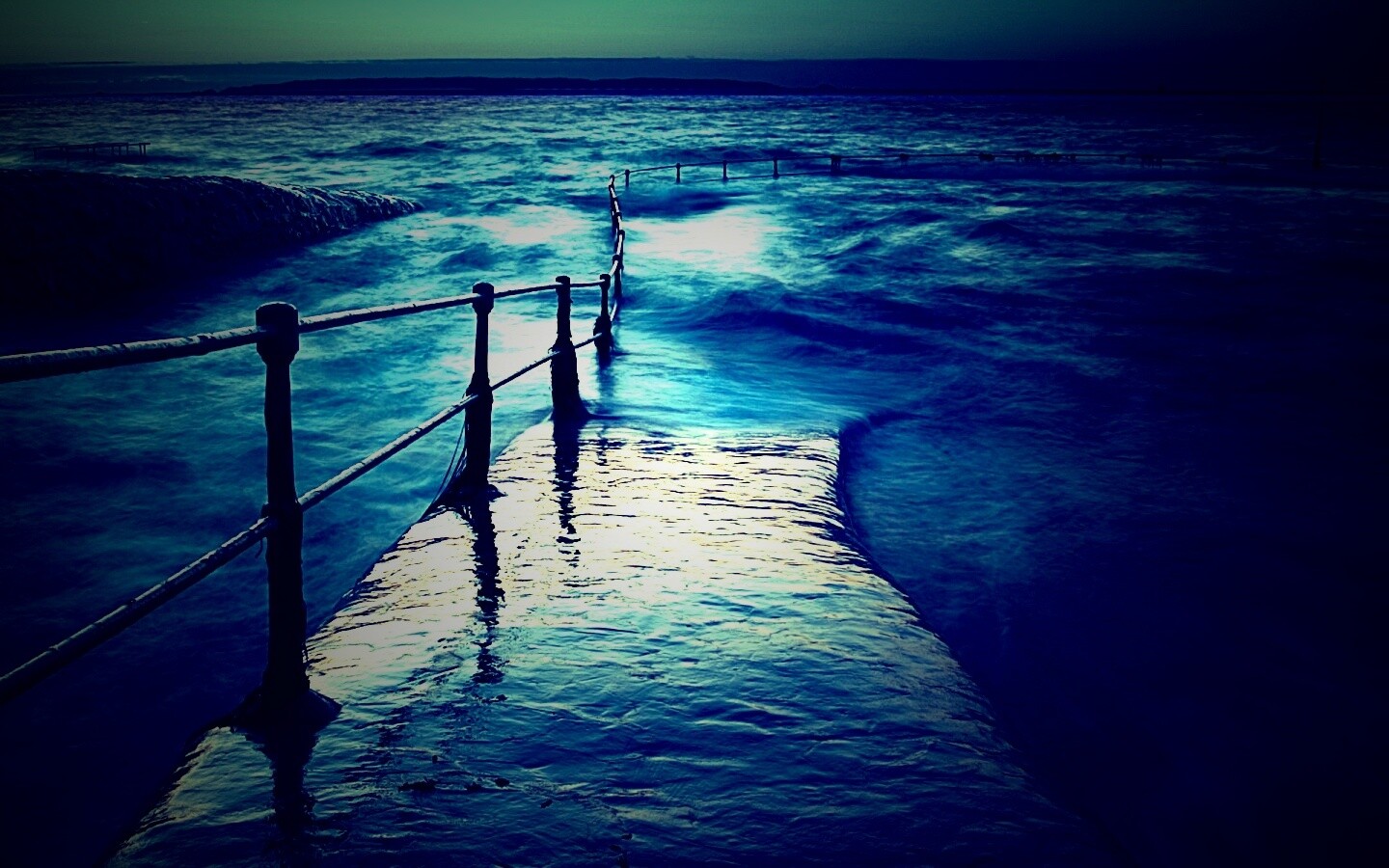 Пирс уходящий в море обои