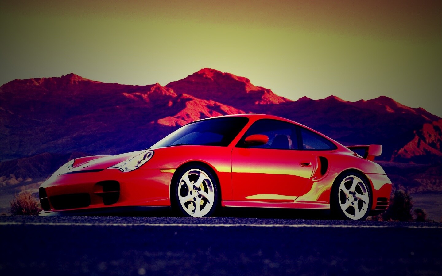 Красный Порше на фоне гор обои