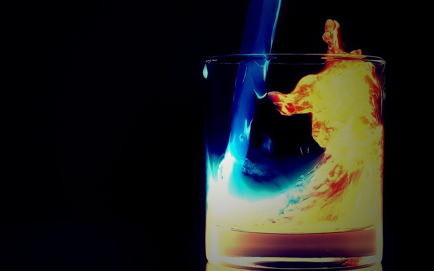Огонь и вода в стакане обои