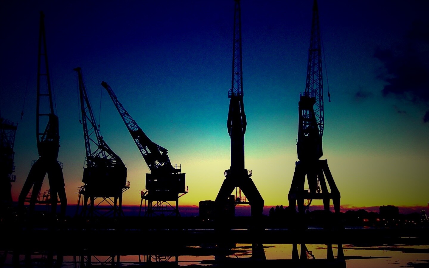 Силуэты портовых кранов обои