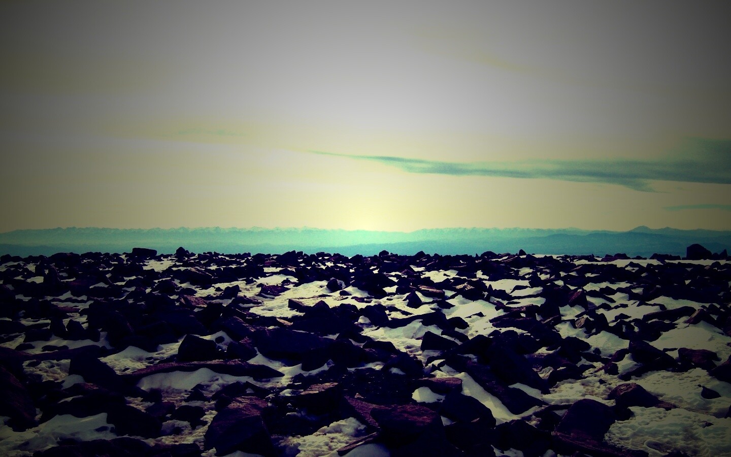 Заснеженная каменистая равнина обои