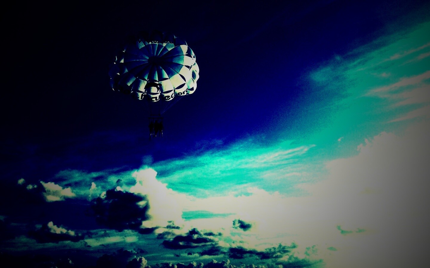 Трое парашютистов обои