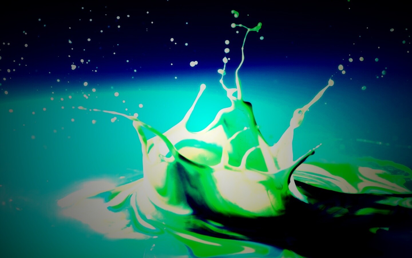 Брызги зеленой краски обои