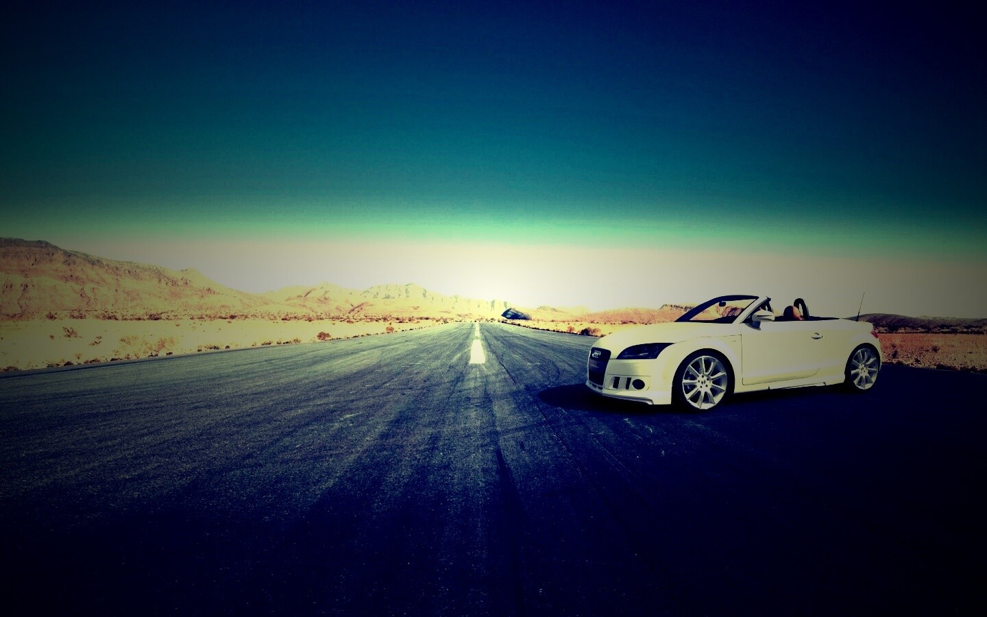 Кабриолет Ауди на пустынной дорге обои