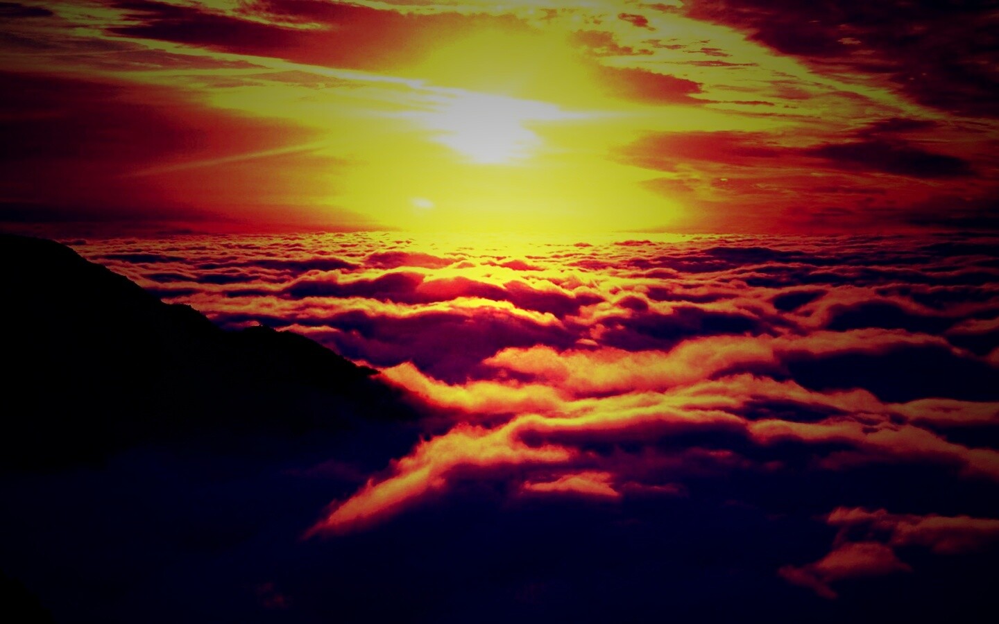 Горы выше облаков обои