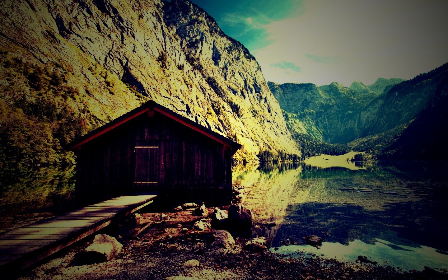 Лодный сарай на горном озере обои